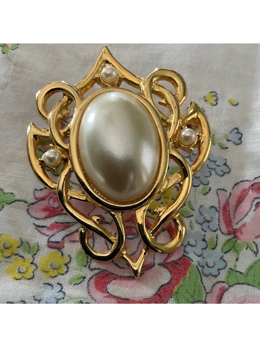 Vintage Goldtone Brooch Pearl Victorian Pin